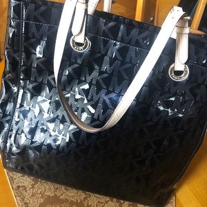 MK BLACK HANDBAG/TOTE